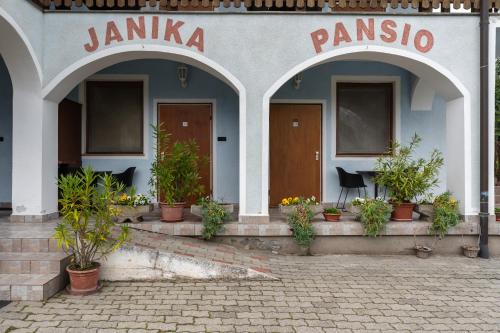 Muka bangunan atau pintu masuk Janika Pension