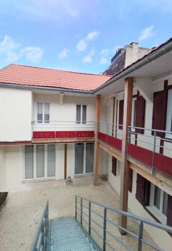 - une vue sur l'extérieur d'un bâtiment dans l'établissement Stylish Nest: studio tout confort au cœur de Pau, à Pau