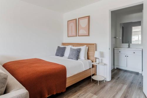 a bedroom with a large white bed and a window at Blueground Oakland ac walk to dining shops SFO-1705 in Oakland