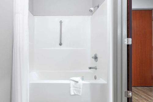 A bathroom at Days Inn & Suites by Wyndham Cabot