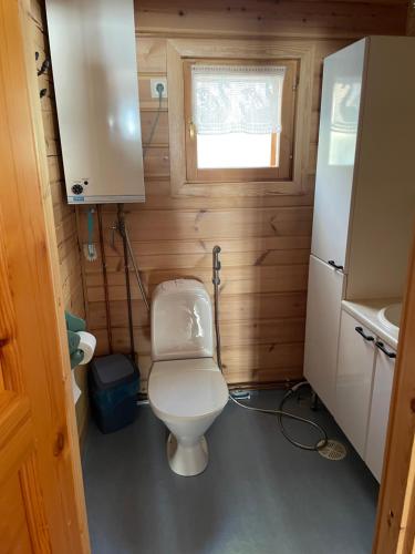 Elle comprend une petite salle de bains pourvue de toilettes et d'une fenêtre. dans l'établissement Huvila Pahkaranta Lestijärven rannalla, à Lestijärvi