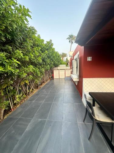 um pátio com uma mesa e cadeiras ao lado de um edifício em Bungalow the Paradise em Maspalomas