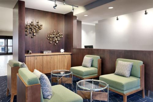 a waiting room with green chairs and a counter at Courtyard by Marriott Johnson City in Johnson City