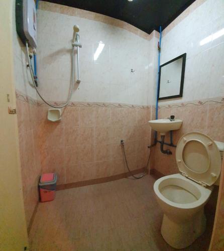 uma casa de banho com um WC e um lavatório em Hotel Sentosa em Brinchang