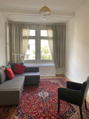 ein Wohnzimmer mit einem Sofa und einem Fenster in der Unterkunft 3 Zimmer-Lounge in KÖLN Sülz mit Küche, Balkon, 2 Bäder in Köln
