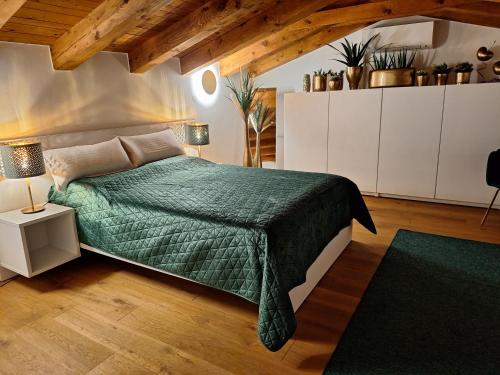 una camera con letto e piumone verde di Casa dell ´amore a Poreč (Parenzo)