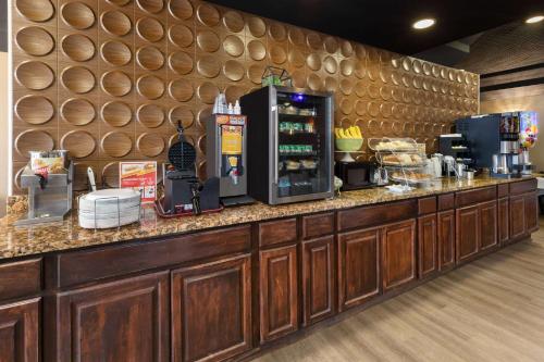 una cucina con bancone e frigorifero di Wingate by Wyndham Troy a Troy