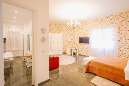 una camera con letto e bagno di B&B Blanc Maison Etna Relais & Charme a Nicolosi