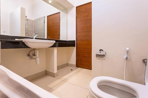 Ένα μπάνιο στο SWAHILI BEACH APARTMENTS