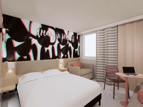 - une chambre avec un lit blanc, un canapé et un bureau dans l'établissement ibis Styles Bordeaux Centre Gare, à Bordeaux