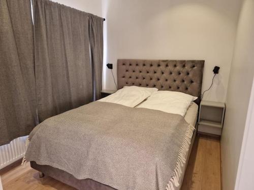 sypialnia z dużym łóżkiem w pokoju w obiekcie MainStreet20 w mieście Stykkishólmur