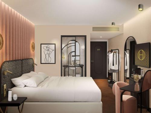 ein Schlafzimmer mit einem weißen Bett und einigen Stühlen in der Unterkunft Hotel Maison Hamelin Paris - Handwritten Collection in Paris