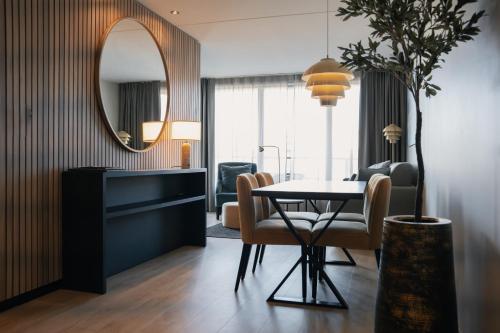 ein Esszimmer mit Tisch und Spiegel in der Unterkunft Son Spa in Son