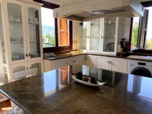 una cocina con una encimera con un tazón. en Caserio Goitisolo - piscina jacuzzi climatizada, gimnasio y sauna en el corazón de la reserva de la biosfera de Urdaibai, en Gautegiz Arteaga