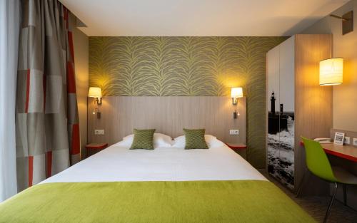 Postel nebo postele na pokoji v ubytování Kyriad Prestige Saint-Malo