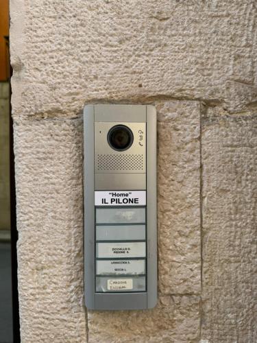 巴列塔的住宿－Il Pilone，手机插入墙上
