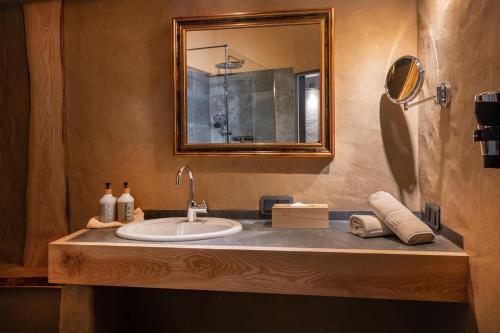 a bathroom with a sink and a mirror at Hotel Land Gut Höhne in Mettmann