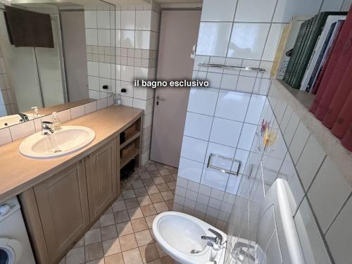 La salle de bains est pourvue d'un lavabo, de toilettes et d'un miroir. dans l'établissement B&B La Littorina Parcheggio Umbria Centro Ideale Rasiglia Cascate di Pale Ponte Tibetano Sellano, à Foligno