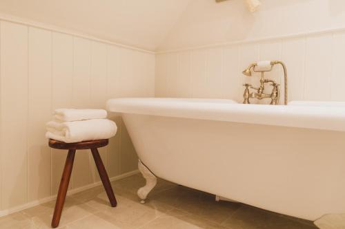 Et badeværelse på Buckingham Mews_Stone Cottage 4