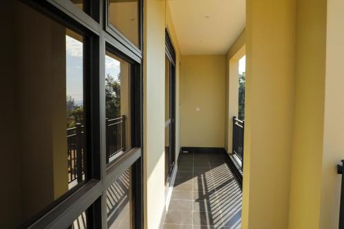um corredor vazio com janelas e uma varanda em Luxe Living Mbuya em Kampala