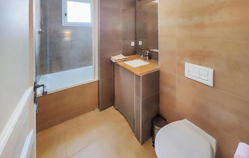 Phòng tắm tại Amazing Home In Saint-laurent-de-la-cabrerisse With Kitchen