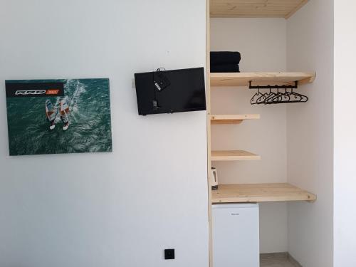 Pokój ze ścianą ze zdjęciem surfera w obiekcie Ocean Palace w mieście Prasonisi