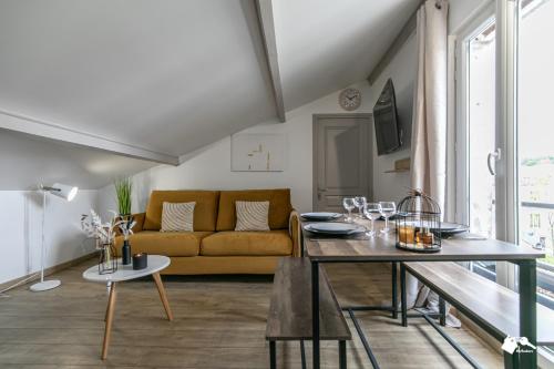 un salon avec un canapé et une table dans l'établissement MBA Splendide Appart -Montreuil 2-Proche Vincennes, à Montreuil