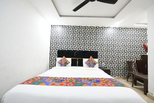 a bedroom with a bed and a black and white wall at FabHotel The Royal Residency in New Delhi