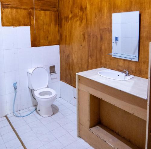 La salle de bains est pourvue de toilettes et d'un lavabo. dans l'établissement Rinjani Eco Villa, à Bayan