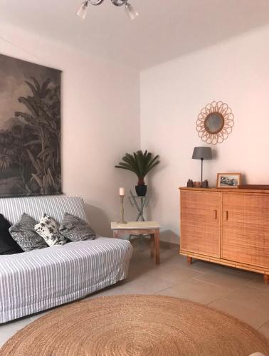 - un salon avec un lit et une commode dans l'établissement Le Bennett, T2 central à 200 mètres des plages, à Menton