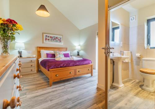 um quarto com uma cama, um lavatório e um WC em White House Lodges - Napier em Heveningham