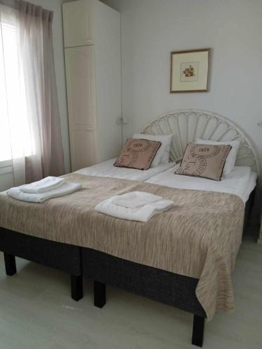 ein Schlafzimmer mit einem Bett mit zwei Handtüchern darauf in der Unterkunft Einonhovi in Ylivieska