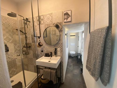 een badkamer met een wastafel, een douche en een toilet bij Cues11 in Bernkastel-Kues