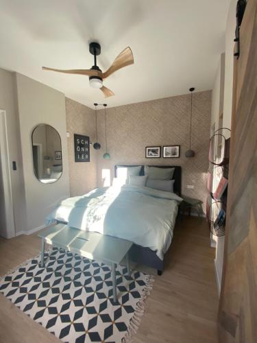 een slaapkamer met een bed en een plafondventilator bij Cues11 in Bernkastel-Kues