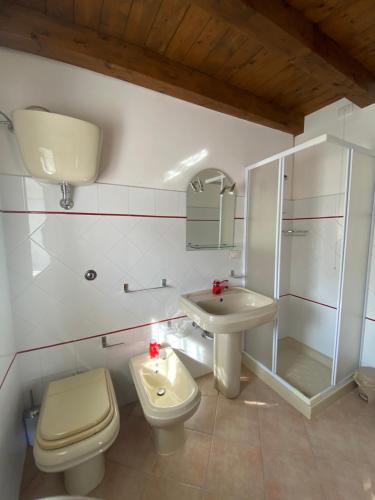 Et badeværelse på Sognando Bominaco - Dimora San Pellegrino