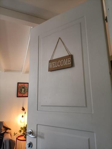 uma porta com um sinal de boas-vindas em Maison 61 em Catânia