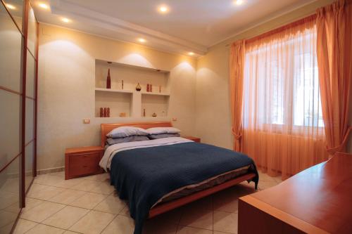 um quarto com uma cama grande e uma janela em holiday flat with high speed internet em Tocco da Casauria