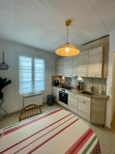 - une cuisine avec un lit et une table dans l'établissement Le Bennett, T2 central à 200 mètres des plages, à Menton