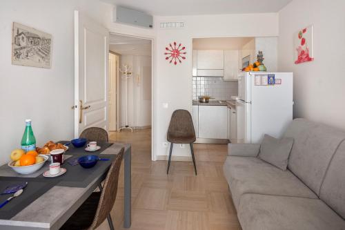 un salon avec un canapé et une table dans l'établissement Eden Palace 3 - Happy Rentals, à Menton