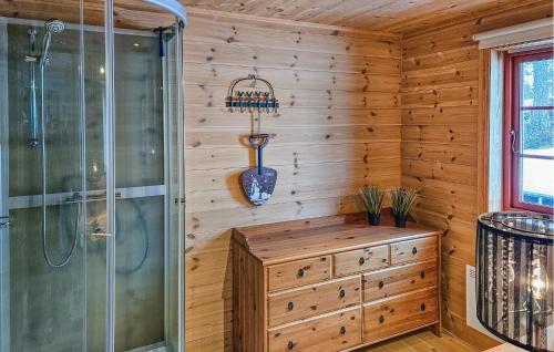 baño con ducha y pared de madera en Nice Home In Fossdal With House A Panoramic View, en Fossdal