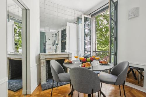 - une salle à manger avec une table et des chaises dans l'établissement Central Paris - Le Marais - CityApartmentStay, à Paris