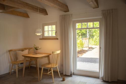 a dining room with a table and a sliding glass door at Idyllisches Landhaus, Garten & Kaminofen, perfekt für Paare in Häven