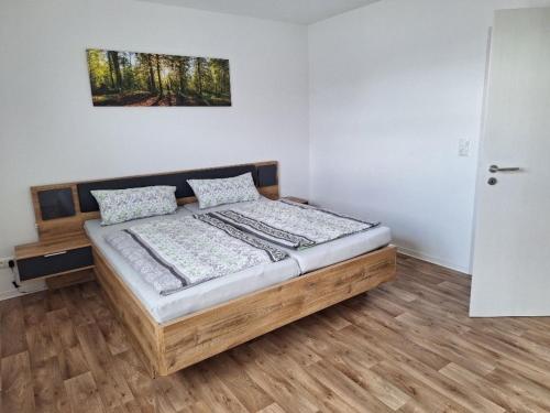 een slaapkamer met een bed in een kamer bij Bergblick-FeWo in Hohenstein-Ernstthal