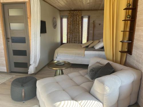 salon z kanapą i łóżkiem w obiekcie Beachboog LAHEMAA w mieście Kuusalu