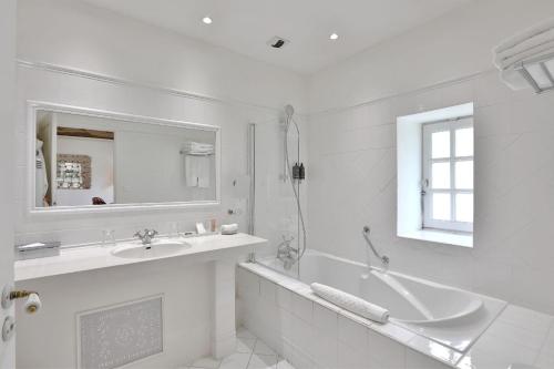 Ein Badezimmer in der Unterkunft La Chartreuse du Bignac - Teritoria