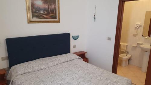 una camera con letto e un bagno con servizi igienici di Hotel 4 Mori a Cagliari