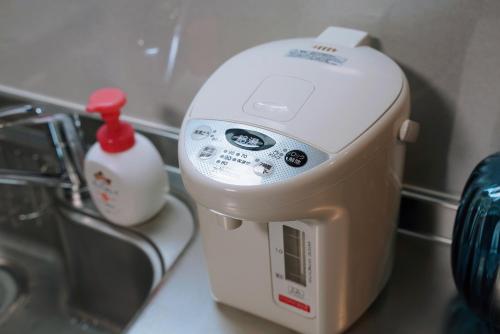 a mixer sitting on top of a kitchen counter at USJまで電車で5分 Meeno Home 西九条 101号マッシュルーム 子ども歓迎 in Osaka