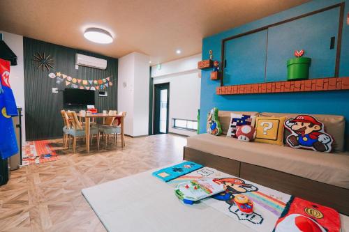 - une chambre pour enfants avec un lit et une salle à manger dans l'établissement Meeno home Nishikujo 101 Mushroom, à Osaka