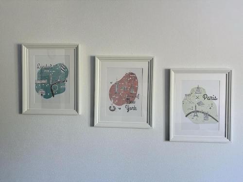 trois images encadrées sur un mur dans l'établissement Le Studieux - Confort & Calme, à Toulouse