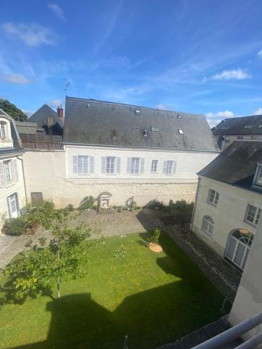 uma vista aérea de um pátio com um edifício em TOURS quartier halles 70m2 em Tours